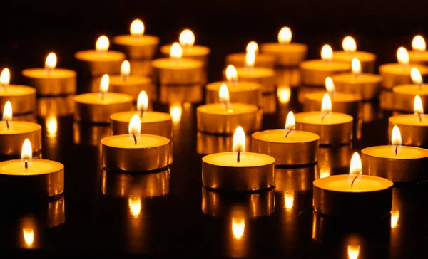 Muchas velas encendidas —  Fotos de Stock