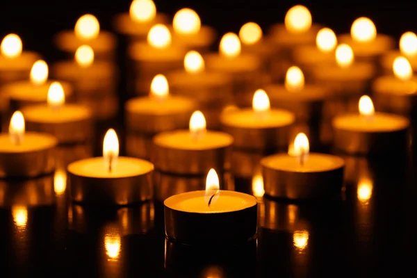 Muchas velas encendidas —  Fotos de Stock