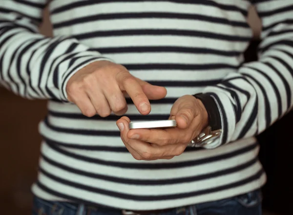 Homem usando smartphone — Fotografia de Stock