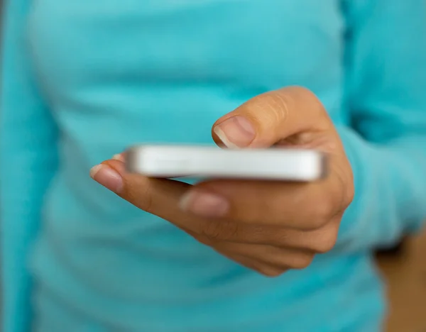 Frau nutzt Smartphone — Stockfoto