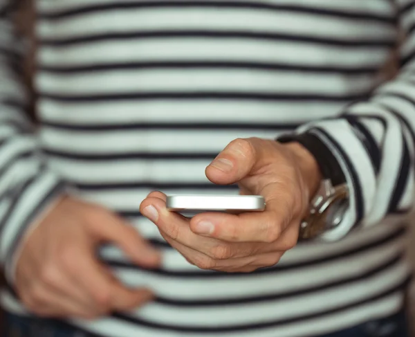 Mann benutzt Smartphone — Stockfoto