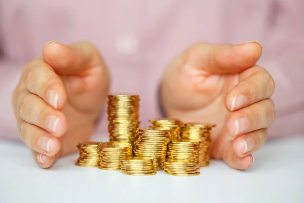 Proteja el nuevo concepto de creación de empresas con las manos y las monedas — Foto de Stock