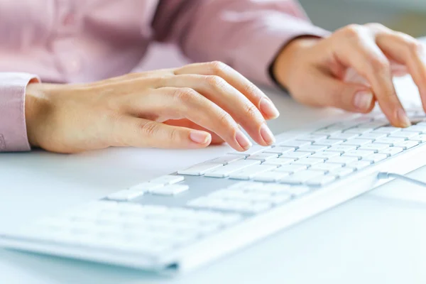 Vrouw kantoor werknemer te typen op het toetsenbord — Stockfoto