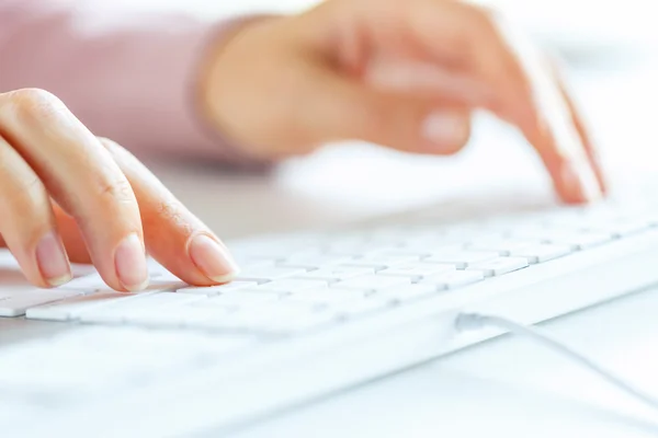Vrouw kantoor werknemer te typen op het toetsenbord — Stockfoto