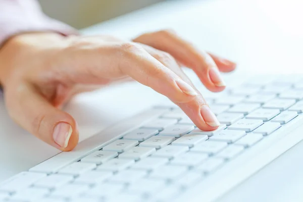 Woman office worker typing on the keyboard — Stock Photo, Image