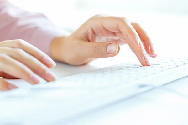 Woman office worker typing on the keyboard — Stock Photo, Image