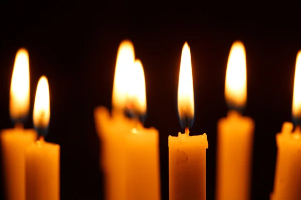 Veel brandende kaarsen — Stockfoto
