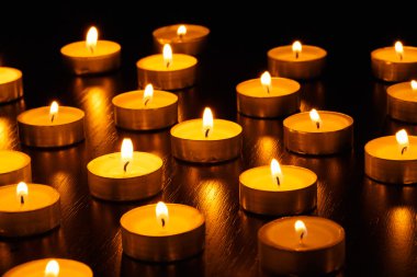 birçok yanan mumlar