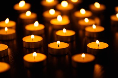 birçok yanan mumlar