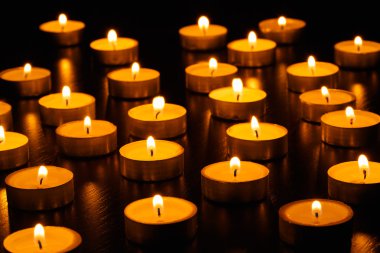 birçok yanan mumlar