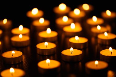 birçok yanan mumlar