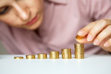 Sütun artan içine el yığın altın sikkeler