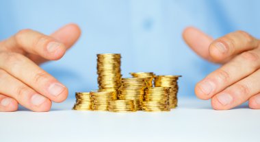 Yeni iş start-up kavramı elleri ve madeni para ile korumak
