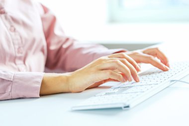 Klavyede yazarak işçisi kadın ofis