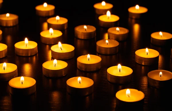 Molte candele accese — Foto Stock