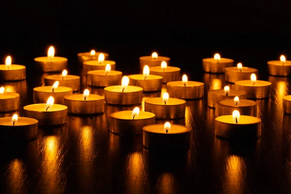 Багато палаючі свічки — стокове фото