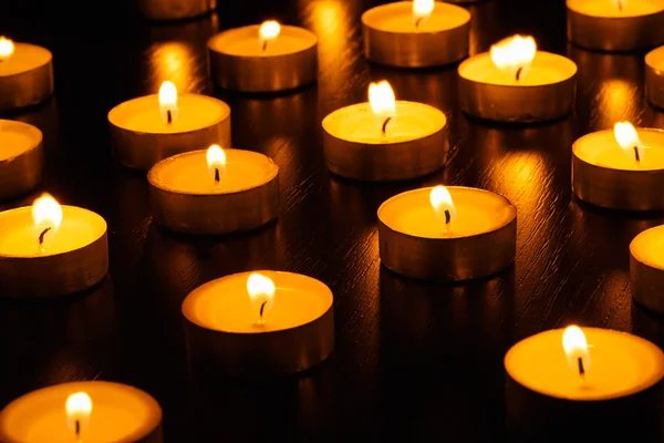 Много горящих свечей — стоковое фото