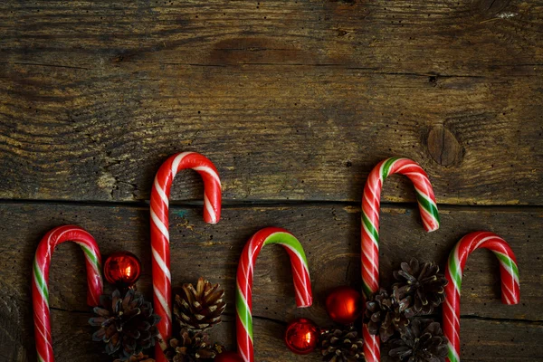 Borda de Natal com cones e cana-de-açúcar em tábuas de madeira — Fotografia de Stock