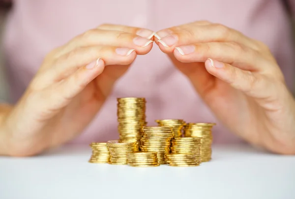 Proteja el nuevo concepto de creación de empresas con las manos y las monedas —  Fotos de Stock