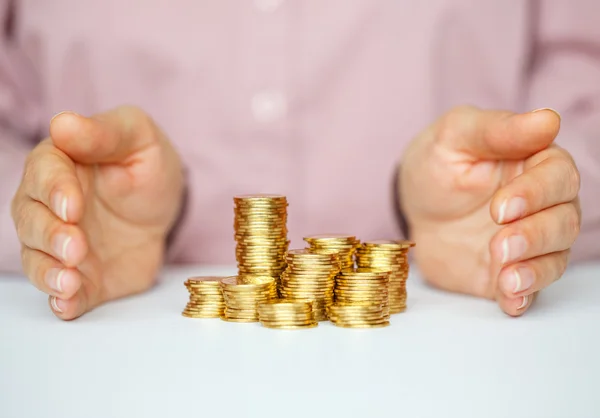 Proteja el nuevo concepto de creación de empresas con las manos y las monedas — Foto de Stock