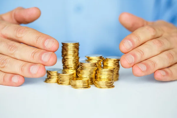 Skydda nya start-up affärsidé med händerna och mynt — Stockfoto