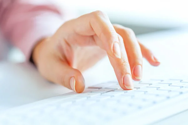 Woman office worker typing on the keyboard — Stock Photo, Image