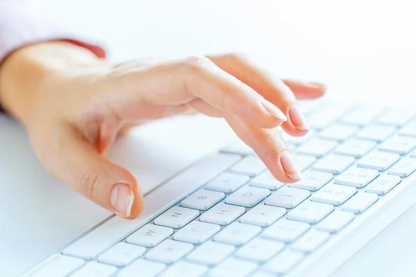 Woman office worker typing on the keyboard — Stock Photo, Image