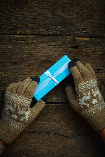 Mains dans les gants d'hiver avec boîte cadeau de Noël — Photo