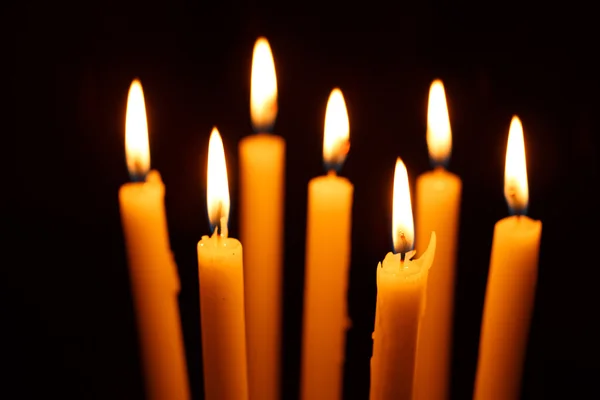 Muitas velas acesas em preto — Fotografia de Stock