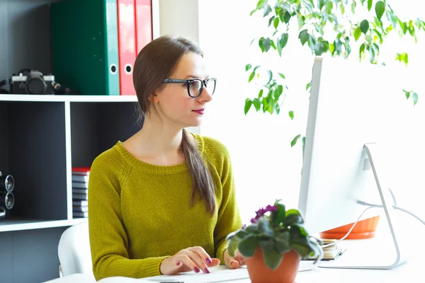 Mooie jonge vrouw werken vanuit huis — Stockfoto