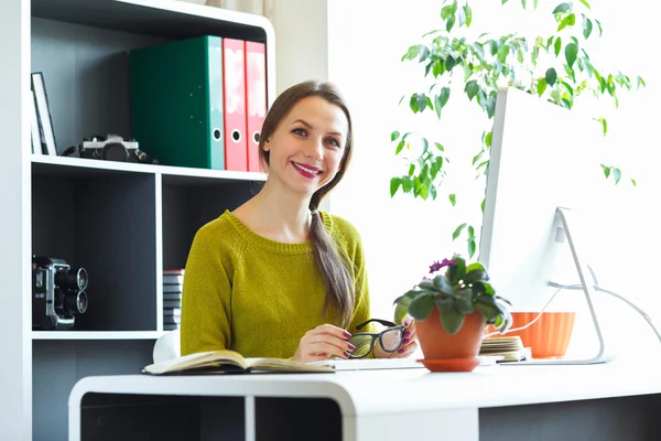 Beautiful young woman working from home — Stock Photo, Image