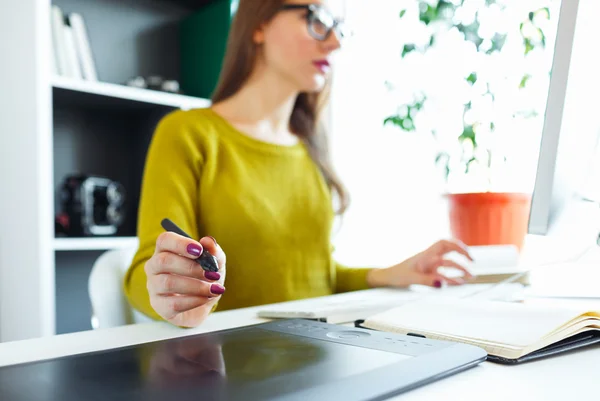 Künstler zeichnet etwas auf Grafik-Tablet im Home Office — Stockfoto