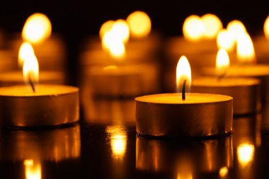 birçok yanan mumlar