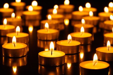 birçok yanan mumlar