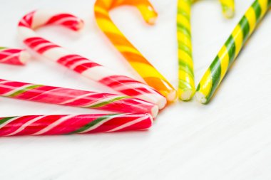 Noel şeker kamışı bir beyaz ahşap arka plan üzerinde