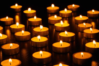 birçok yanan mumlar