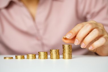 Sütun artan içine el yığın altın sikkeler