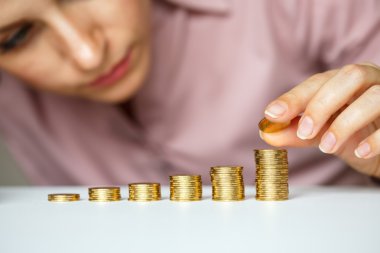 Sütun artan içine el yığın altın sikkeler