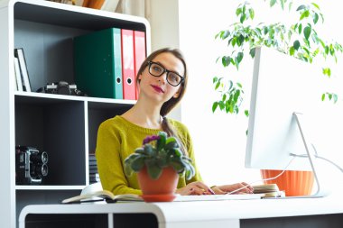 evden çalışan güzel bir genç kadın