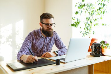 Sanatçı bir şey ofisteki grafik tablet çizim
