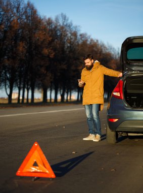 Hasarlı Otomobil araba inceleyerek sürücü adam