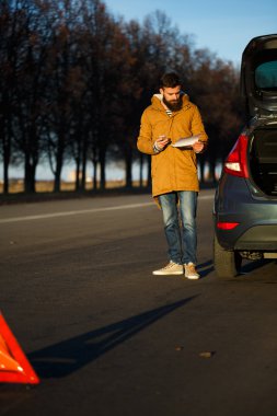Hasarlı Otomobil araba inceleyerek sürücü adam