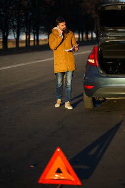 Hasarlı Otomobil araba inceleyerek sürücü adam