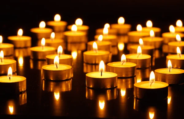 Muchas velas encendidas —  Fotos de Stock