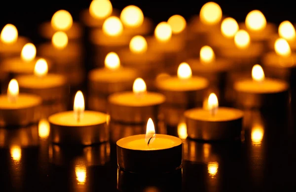 Molte candele accese — Foto Stock