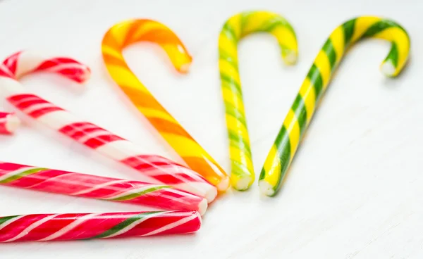 Canne à bonbons de Noël sur un fond en bois blanc — Photo