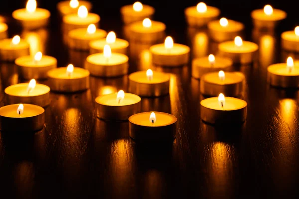 Mnoho hořící svíčky — Stock fotografie