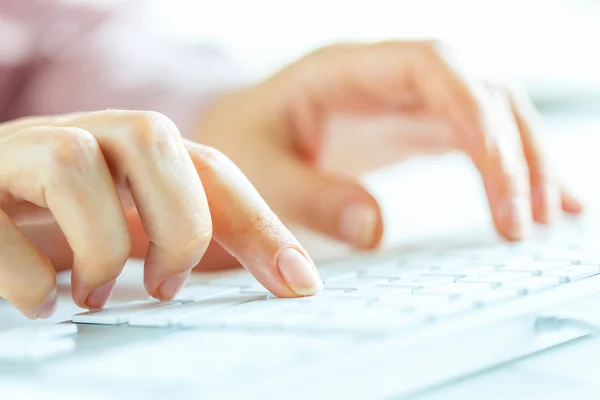 Woman office worker typing on the keyboard — Stock Photo, Image