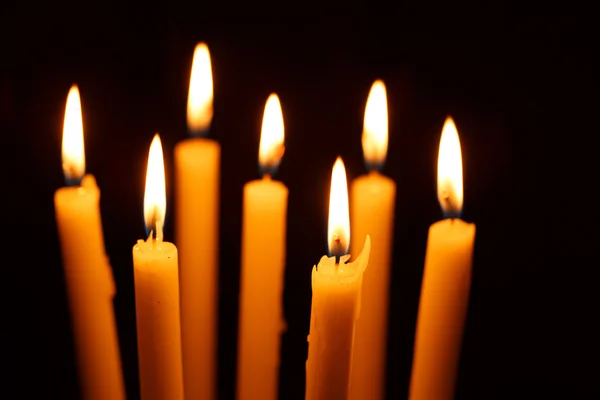 Muitas velas acesas em preto — Fotografia de Stock