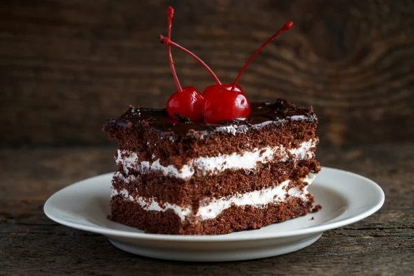 Délicieux gâteaux au chocolat avec gros plan cerise — Photo